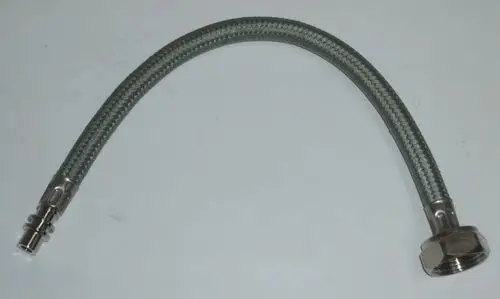 Flexibles Rohr mit einer Metallummantelung, Anschlussstücken an beiden Enden, möglicherweise für Daikin-Heizsysteme geeignet.